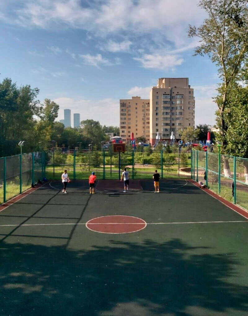 Корт в сквере «Акжайык»